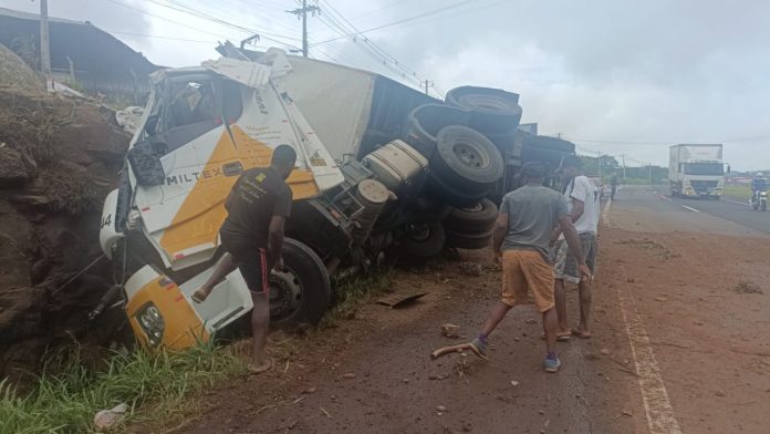 Placa de metal se solta de brinquedo sobre caminhão e mata mototaxista em  Juazeiro do Norte, no Ceará, Ceará
