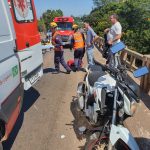 Colisão entre carreta e moto deixa mulher ferida na ERS-130, em Lajeado