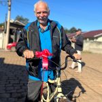 Ireno de Freitas, de 61 anos, que ganhou a bicicleta (Foto: Gabriela Hautrive)