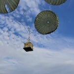 Exército lança suprimentos por meio de paraquedas em Arroio do Meio