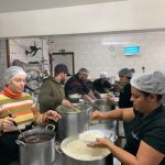 Funcionários do restaurante Casa do Morro realizam a confecção e distribuição de marmitas (Fotos: Divulgação)