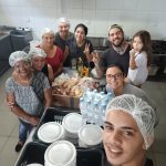 Funcionários do restaurante Casa do Morro realizam a confecção e distribuição de marmitas (Foto: Divulgação)